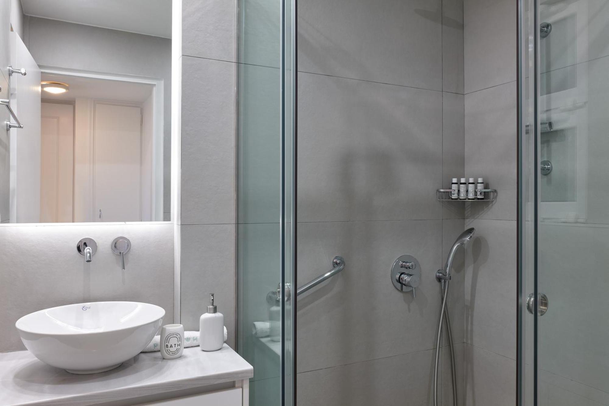 Chic One Bd Apartment With Hilton View Atenas Exterior foto